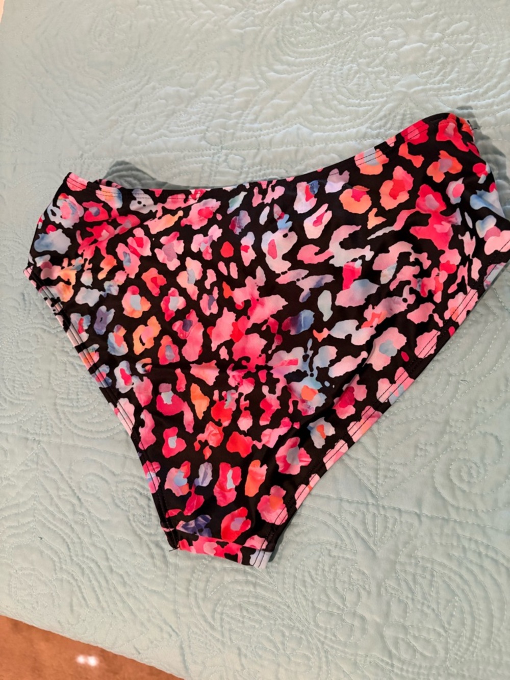 MED Swim Bottoms. Like New. Not stretched out. Full coverage. Shades of Pinks